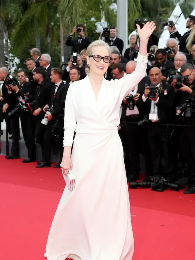 8 Gaya Artis di Pembukaan Festival Film Cannes ke-77, Cinta Laura Pakai Gaun Terinspirasi Burung Jalak Bali