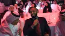Mantan pemain Arsenal, Thierry Henry (tengah) merapihkan dasi saat menghadiri konferensi Quality of Life Program 2020 di ibukota Saudi Riyadh (3/5). Program ini adalah salah satu program realisasi visi Arab Saudi 2030. (AFP Photo/Fayez Nureldine)