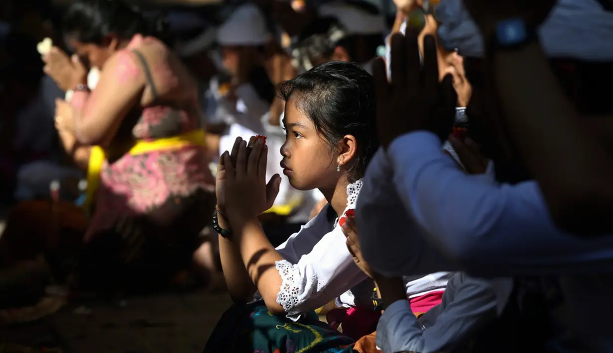 Sesajen untuk Hari Raya Kuningan dihaturkan di palinggih utama, yaitu tebog, canang mereka, pasucian canang burat wangi. (AP Photo/Firdia Lisnawati)