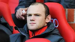 Striker Manchester United Wayne Rooney duduk di bench ketika bertanding kontra West Brom di Old Trafford pada 16 Oktober 2010. AFP PHOTO/ANDREW YATES