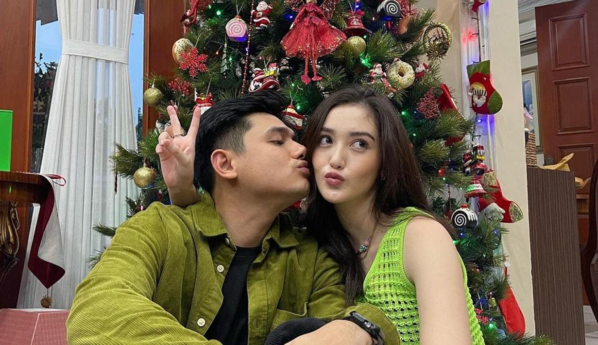 Tahun 2022 merupakan tahun ketiga Ranty Maria dan Rayn Wijaya rayakan Natal bersama. Disebut cocok, pasangan yang terpaut usia 4 tahun ini didoakan segara menikah dan bisa rayakan Natal sebagai suami istri di tahun depan. Kenakan busana warna hijau senada, Ranty Maria dan Rayn Wijaya makin serasi. (Liputan6.com/IG/@rantymaria)