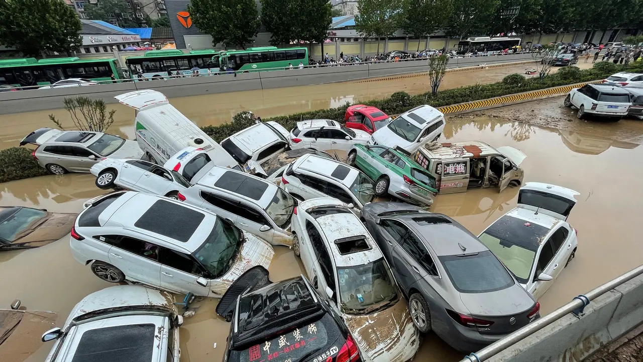 Penampakan Mobil-Mobil  Bertumpuk Akibat Banjir di Henan