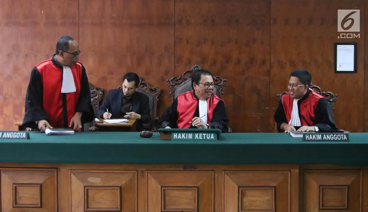 Hakim Ketua dan Hakim Anggota usai sidang gugatan perbuatan melawan hukum terkait perjanjian konsesi antara PT Karya Citra Nusantara (KCN) dengan PT Kawasan Berikat Nusantara (KBN) di PN Jakarta Utara, Selasa (17/4). (Liputan6.com/Arya Manggala)