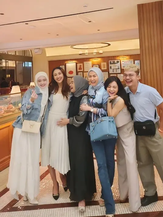 Ia baru-baru ini mengunggah foto bersama para bestie-nya di Instagram, yang ia sebut Genk Glowing. [Instagram @mysamawar]