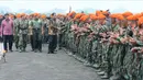 Presiden Jokowi bersalaman dengan pasukan KORPASKHAS di Lanud Sulaiman, Bandung, Selasa (15/11). Selain itu juga kedatanganya untuk mengingatkan para prajurit bahwa mereka adalah garda terdepan dalam menjaga kemajemukan bangsa. (Biro Pers/Kris)
