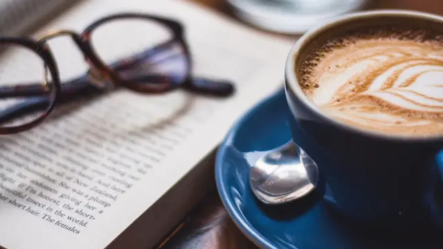 Ilustrasi kopi dan buku