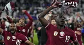 Almoez Ali dan rekan-rekan Qatar merayakan kemenangan atas Iran pada laga semifinal Piala Asia 2023 di Stadion Al Thumama, Doha, Qatar, Rabu (7/2/2024).  (Foto AP/Thanassis Stavrakis)