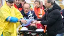 Piermario Morosini tiba-tiba kolaps saat menjalani pertandingan di babak pertama Serie B antara Livorno dan Pescara pada 14 April 2012. Staf medis mencoba melakukan pertolongan, namun nyawanya tak tertolong sebelum tiba di rumah sakit. (Foto: AFP/Luciano Pieranunzi)