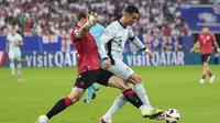 Bintang Portugal Cristiano Ronaldo mendapatkan penjagaan ketat dari pemain Georgia pada laga terakhir grup F Euro 2024 (AP)