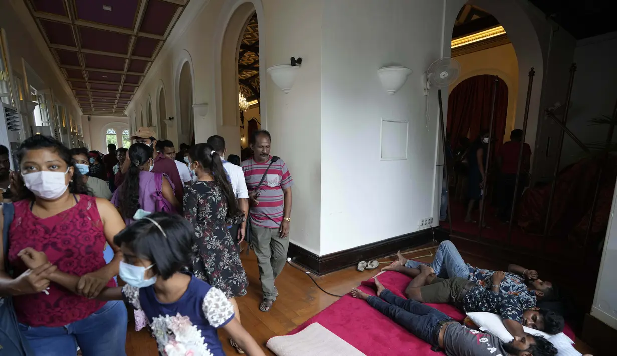 Massa melihat sekeliling saat pengunjuk rasa tidur di lantai di kediaman resmi Presiden Gotabaya Rajapaksa pada hari kedua setelah diserbu di Kolombo, Sri Lanka, Senin (11/7/2022). (AP Photo/Eranga Jayawardena)