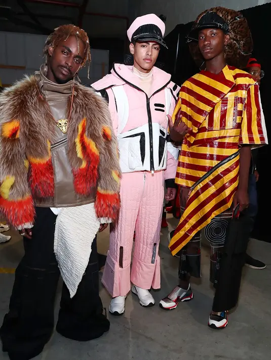 Sejumlah Model berada di belakang panggung bersiap membawakan busana VFILES selama New York Fashion Week di Barclays Center of Brooklyn di New York City, (6/9). (Astrid Stawiarz / Getty Images / AFP)