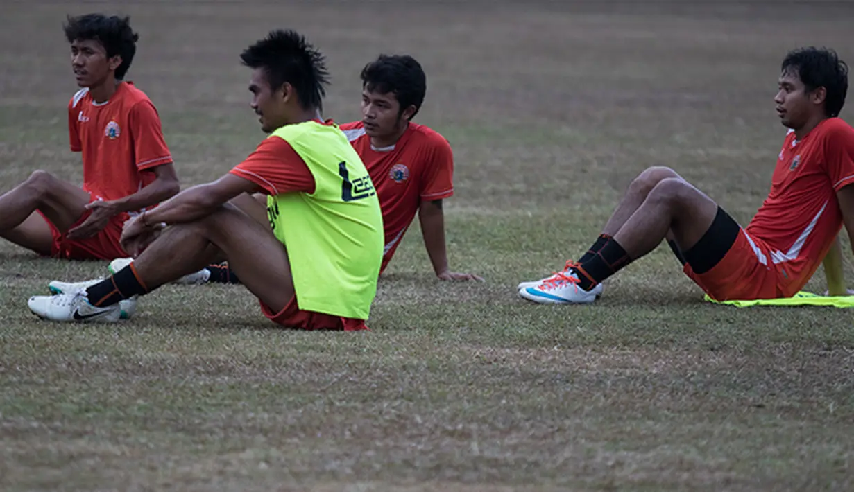 Sejumlah pemain Persija Jakarta beristirahat usai mengikuti latihan perdana jelang Piala Presiden 2015 di Lapangan Yon Zikon 13, Jakarta, Selasa (18/8/2015). (Bola.com/Vitalis Yogi Trisna)
