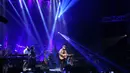 Iwan Fals membuka konser dengan menyanyikan lagu hitsnya yang berjudul Pesawat Tempur yang sukses menyulut adrenalin para penonton. (Nurwahyunan/Bintang.com)