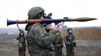 Pasukan Rusia mengikuti latihan di lapangan tembak Kadamovskiy, Rostov, Rusia, 14 Desember 2021. Rusia melakukan latihan militer dekat perbatasannya dengan Ukraina. (AP Photo)