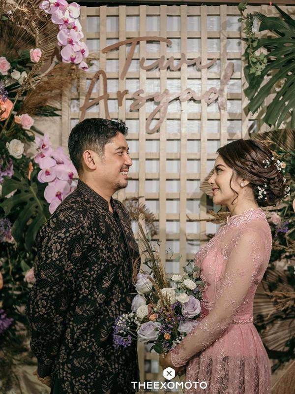 Tiwi eks T2 dan Arsyad A Rahman sebelum menikah memang tak butuh waktu lama untuk berpacaran. Keduanya memutuskan untuk menikah namun atas persetujuan anak Tiwi lebih dulu. (Instagram/tentangtiwi)