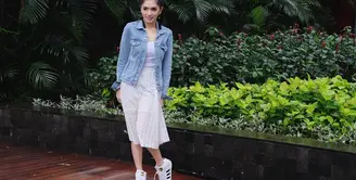 Sudah berstatus menjadi ibu, namun gaya Angel Karamoy ini masih seperti anak muda. Terlebih dengan berbagai macam model denim yang dipakainya. Tak heran tampilan mama muda yang satu ini sering ditiru. (Instagram/realangelkaramoy)