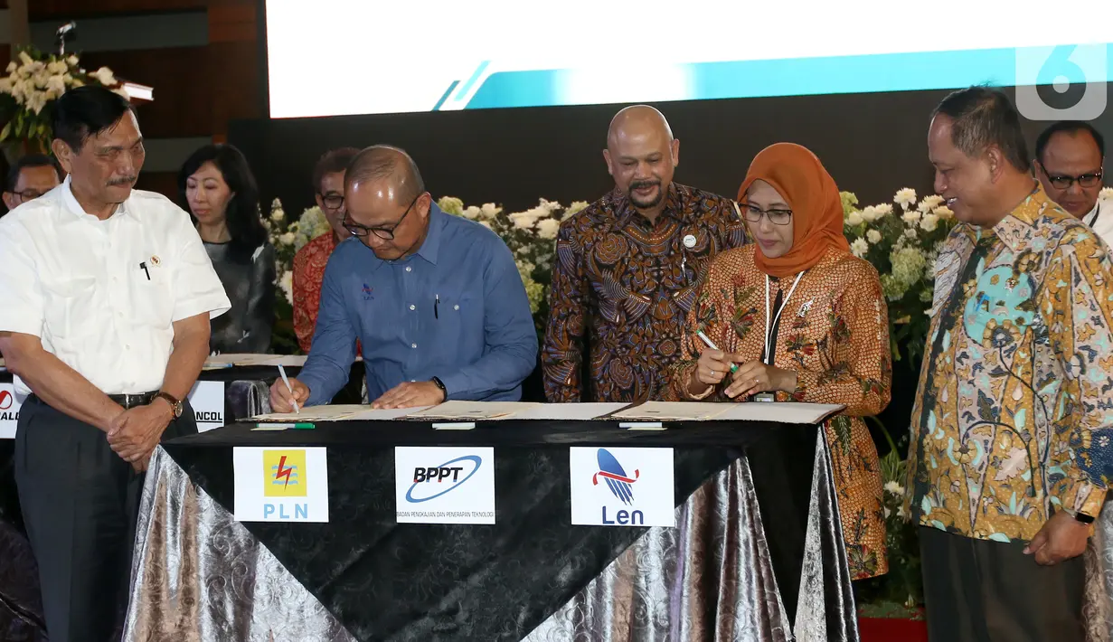 Menko Bidang Kemaritiman Luhut Binsar Panjaitan dan Menristekdikti Mohamad Nasir menyaksikan MoU antara PLN, BPPT, dan PT Len (Persero) untuk pengembangan infrastruktur kendaraan listrik berbasis baterai di Jakarta, Rabu (16/10/2019). (Liputan6.com/Fery Pradolo)