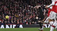 Gelandang Manchester City, Kevin De Bruyne, mencetak gol ke gawang Arsenal (BEN STANSALL / AFP)