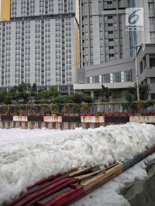 Kondisi Kali Item yang berbusa di Kemayoran, Jakarta, Selasa (1/1). Belum diketahui penyebab tercemarnya Kali Item tersebut. (Liputan6.com/Faizal Fanani)