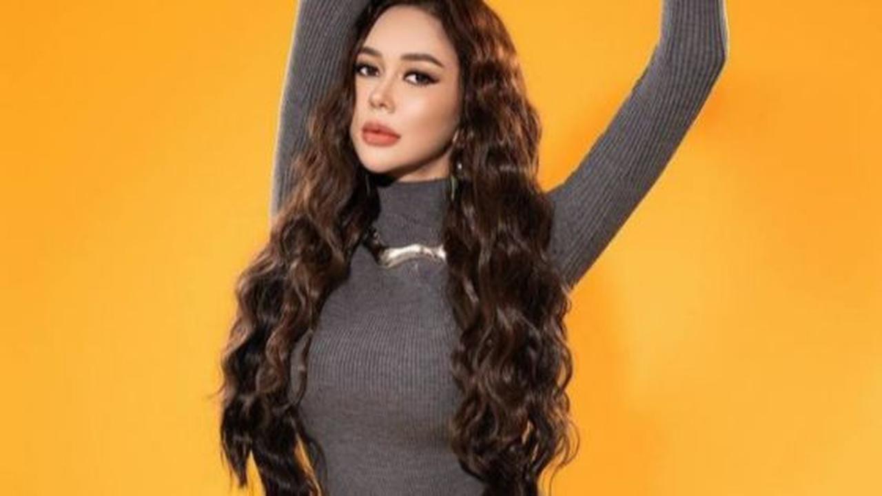 Makin Cantik dan Langsing Banget, 8 Gaya Hot Mama Aura Kasih di Pemotretan Terbaru!