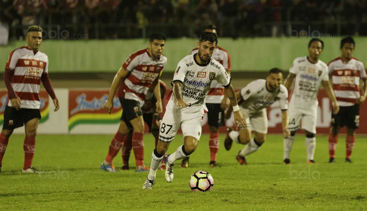 Striker Bali United, Stefano Lilipaly, menendang penalti ke gawang Madura United pada laga perempat final Piala Presiden di Stadion Manahan, Solo, Sabtu, (3/2/2018). Bali United menang adu penalti 5-4 atas Madura United. (Bola.com/M Iqbal Ichsan)