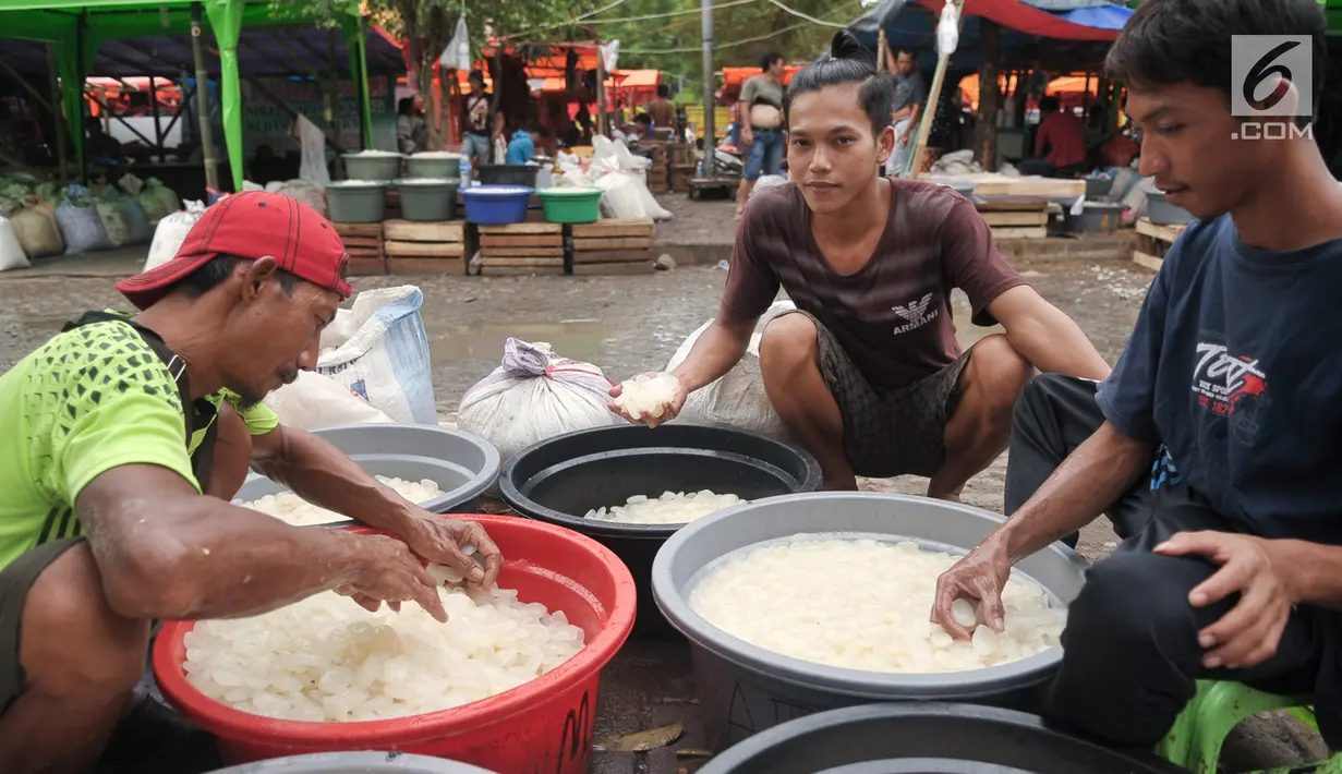 Pedagang memisahkan buah kolang-kaling yang akan dijual di Pasar Induk, Kramat Jati, Jakarta Timur, Jumat (2/6). Pada bulan Ramadan permintaan buah kolang-kaling naik hingga tiga kali lipat. (Liputan6.com/Yoppy Renato)