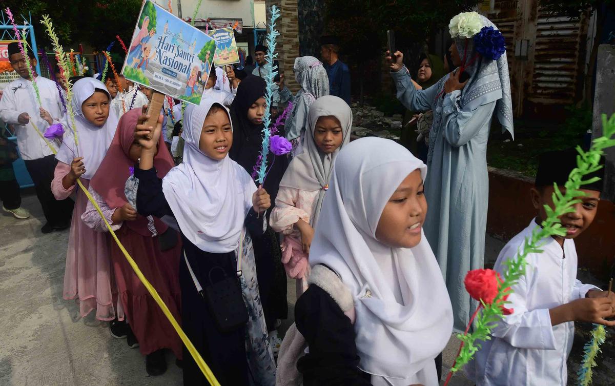 FOTO: Meriah! Siswa Merayakan Hari Santri dengan Doa dan Pawai Kebersamaan