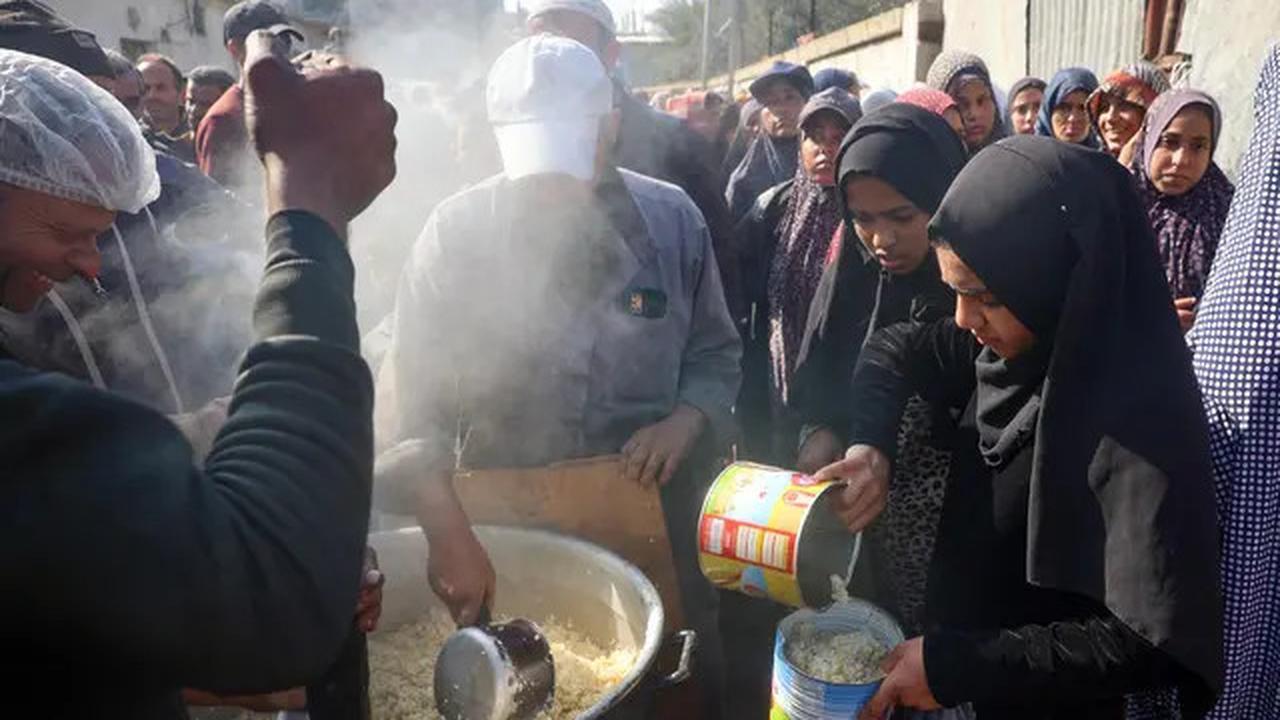 Krisis Pangan, Pengungsi Palestina Rela Berdesakan Demi Dapatkan Makanan