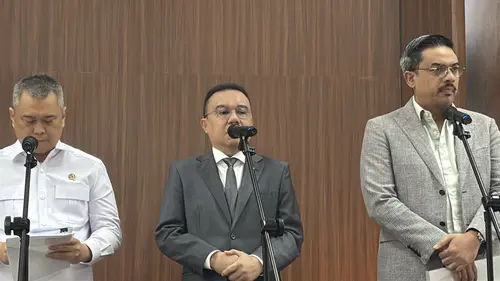Konferensi Pers DPR dan Pemerintah mengenai Peraturan Presiden (Perpres) Nomor 27 Tahun 2026 tentang Perlindungan Ekosistem Transportasi Berbasis Platform Digital (Perpres Ojol) di Kompleks Parlemen, Senayan, Jakarta, Kamis (8/10/2026).