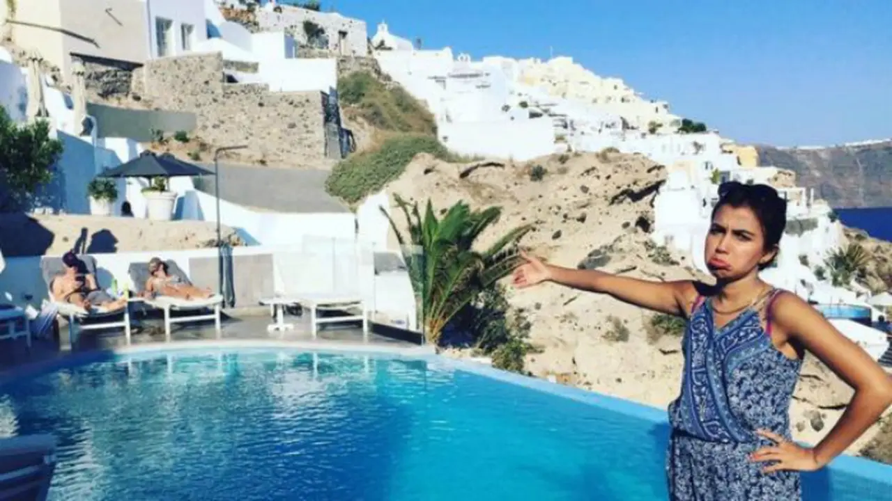 Huma berpose di Santorini