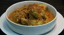 Pasangan yang paling pas dengan ketupat saat Hari Raya Lebaran Idul Fitri adalah opor ayam. Empuknya daging ayam yang menyatu dengan gurihnya kuah santan membuat masakan ini sangat cocok dipadukan dengan ketupat yang legit. (Istimewa)