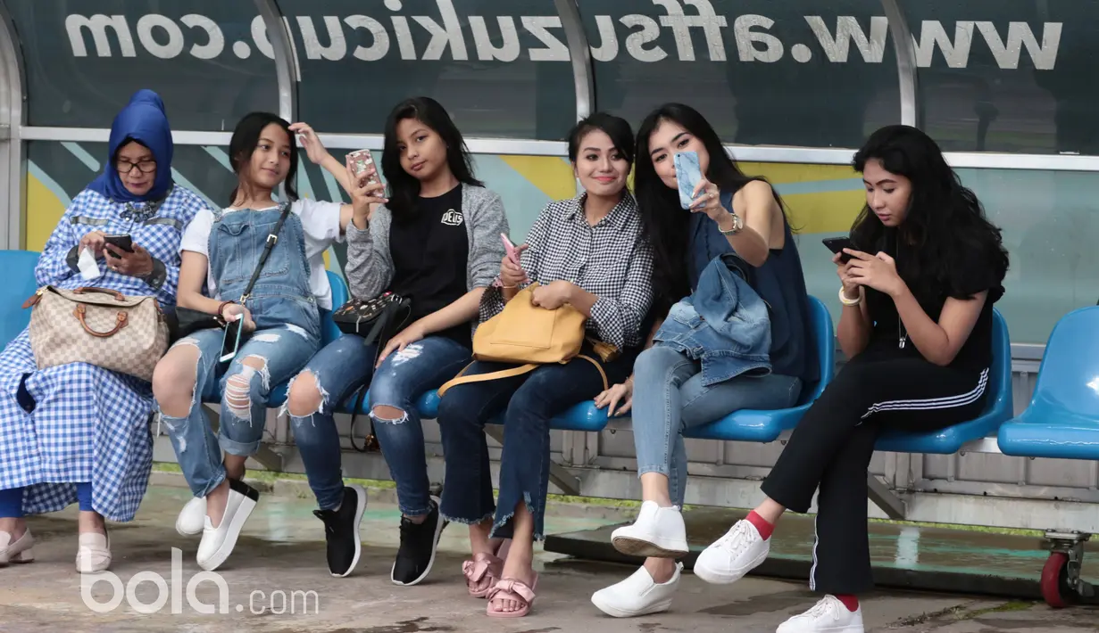Keluarga pemain dan Official Persib Bandung berfoto selfie bersama saat sesi latihan  di Stadion Pakansari, Bogor, Jumat (10/3/2017). (Bola.com/Nicklas Hanoatubun)
