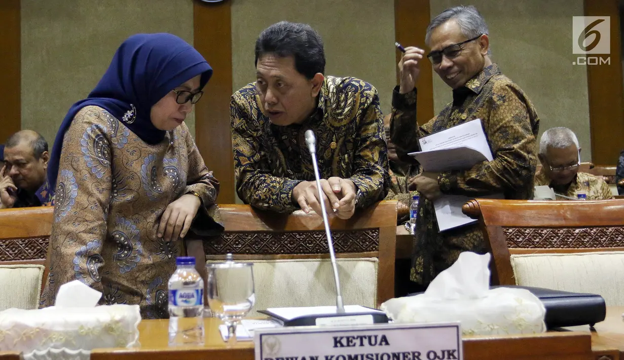 Ketua Dewan Komisoner OJK Wimboh Santoso (kanan), Wakil Ketua Dewan Komisoner OJK Nurhaida (kiri) dan Anggota Dewan Komisioner OJK Heru Kristiyana bersiap mengikuti rapat panja dengan Komisi XI di Jakarta, Selasa (11/12). (Liputan6.com/JohanTallo)