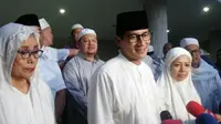 Sandiaga Uno dan istri usai melaksanakan ibadah salat subuh di Masjid At-Taqwa, Jalan Sriwijaya, Kebayoran Baru, Jakarta Selatan, Rabu (19/4/2017) pagi. (Liputan6.com/Lizsa Egeham)