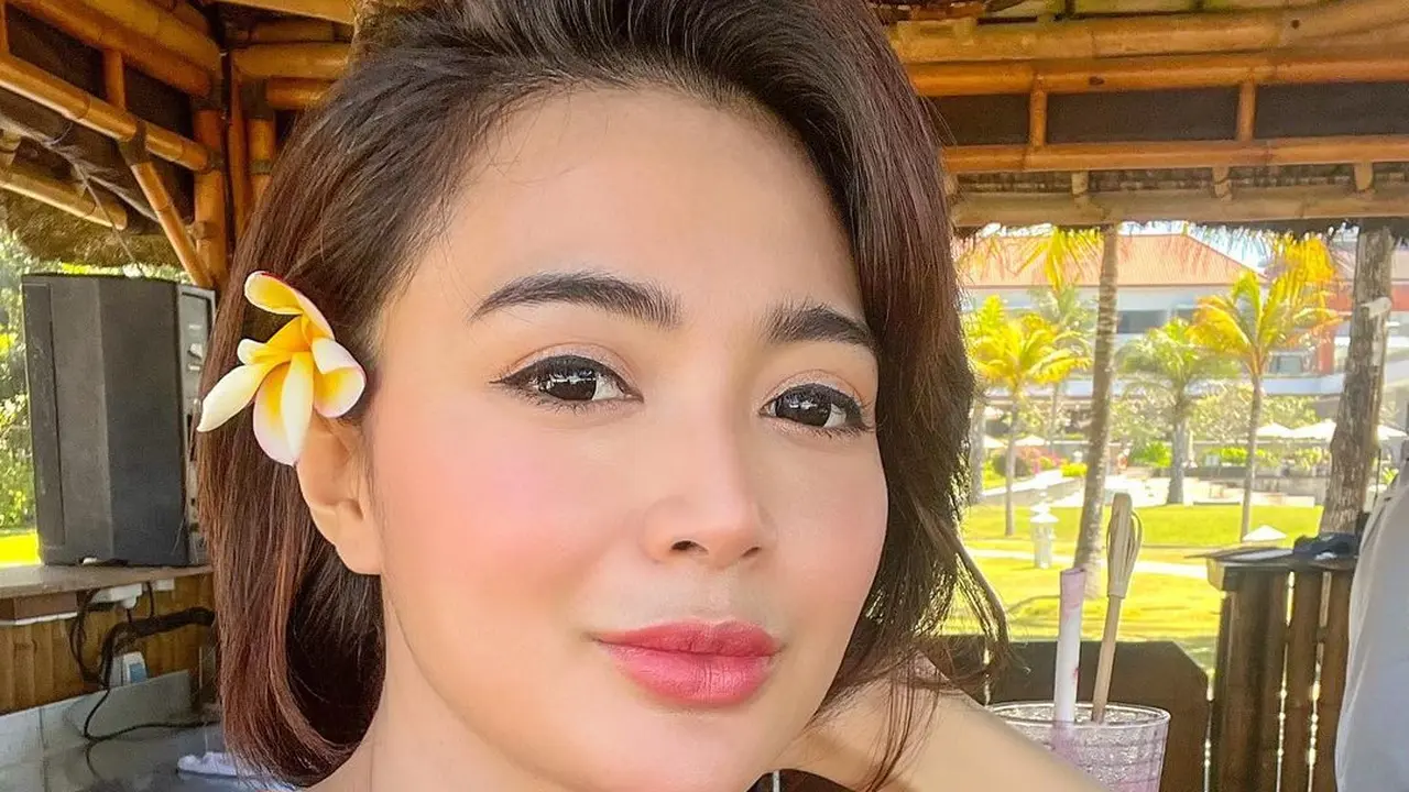 8 Potret Wika Salim Seksi Pakai Dress Mini di Pantai, Mulus Banget