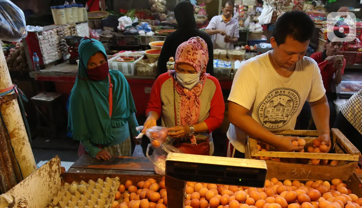 Pembeli memilih telur saat berbelanja di sebuah pasar di Jakarta, Rabu (1/4/2020). Badan Pusat Statistik (BPS) mengumumkan pada Maret 2020 terjadi inflasi sebesar 0,10 persen, salah satunya karena adanya kenaikan harga sejumlah makanan, minuman, dan tembakau. (Liputan6.com/Angga Yuniar)