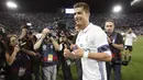 Bintang Real Madrid, Cristiano Ronaldo dikerubuti wartawan saat merayakan gelar juara La Liga Spanyol usai menaklukkan Malaga di Stadion La Rosaleda, Malaga, Minggu (21/5/2017). Malaga kalah 0-2 dari Madrid. (EPA/Daniel Perez)