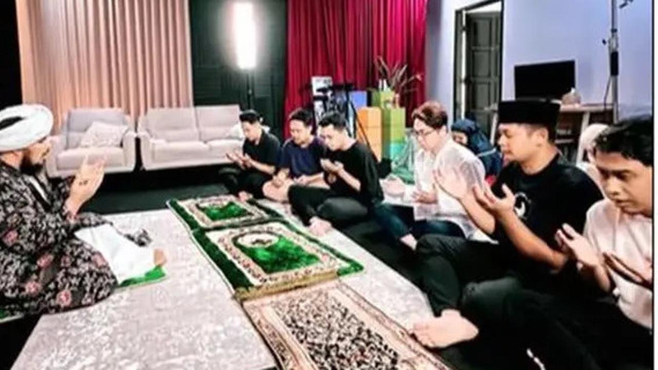 6 Potret Detik-Detik Richard Lee Mualaf di Depan Ustaz Derry dan Felix Siauw, Wajahnya Terlihat Tenang dan Damai