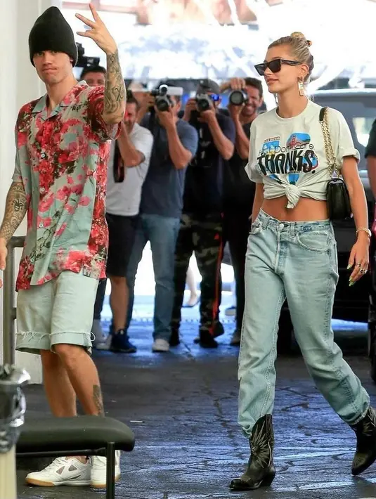Perpaduan style Justin dengan Hawaiian shirt dan gaya Hailey dengan t-shirt dan blue jeans juga bisa jadi referensi gaya modis buat kencan yang leluasa! (Instagram/haileyjbaldwin).