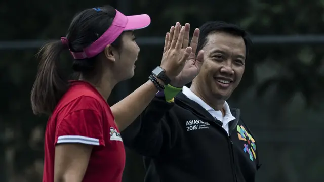 FOTO: Menpora Adu Kebolehan dengan Atlet Pelatnas Tenis Asian Games