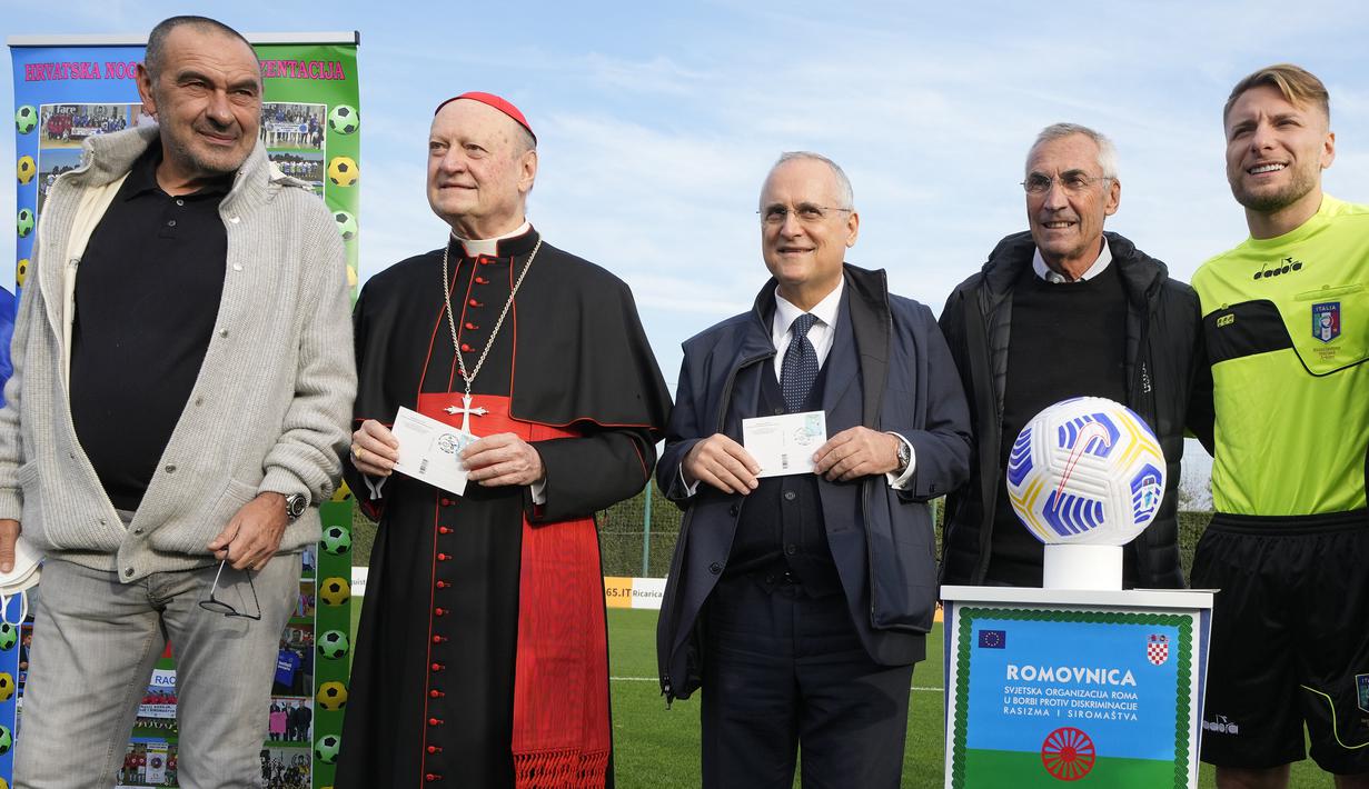 Penunjukan Ciro Immobile sebagai wasit merupakan permintaan langsung dari Paus Fransiskus. Laga juga dihadiri oleh pelatih Lazio, Maurizio Sarri (kiri), Presiden Lazio, Claudio Lotito (tengah) dan pelatih Albania, Edi Reja (kedua dari kanan). (AP/Andrew Medichini)