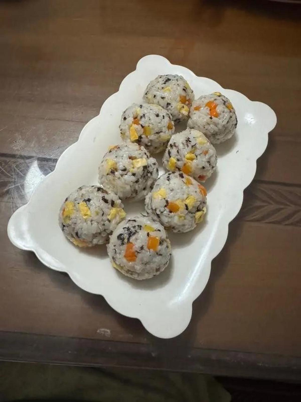 Resep nasi kepal nori telur.