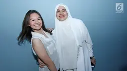 Sarita Abdul Mukti (kanan) dan putrinya Shafa Harris berpose untuk difoto usai mengisi acara di kawasan Kapt. Tendean, Jakarta, Senin (20/11). (Liputan6.com/Herman Zakharia)