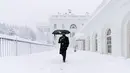 Salju turun di Gedung Putih, Washington, saat badai musim dingin bertiup ke wilayah Atlantik Tengah pada Senin (3/1/2022) dini hari. Hujan salju lebat disertai angin kencang mengguyur wilayah tenggara dan tengah Amerika Serikat. (AP Photo/Andrew Harnik)