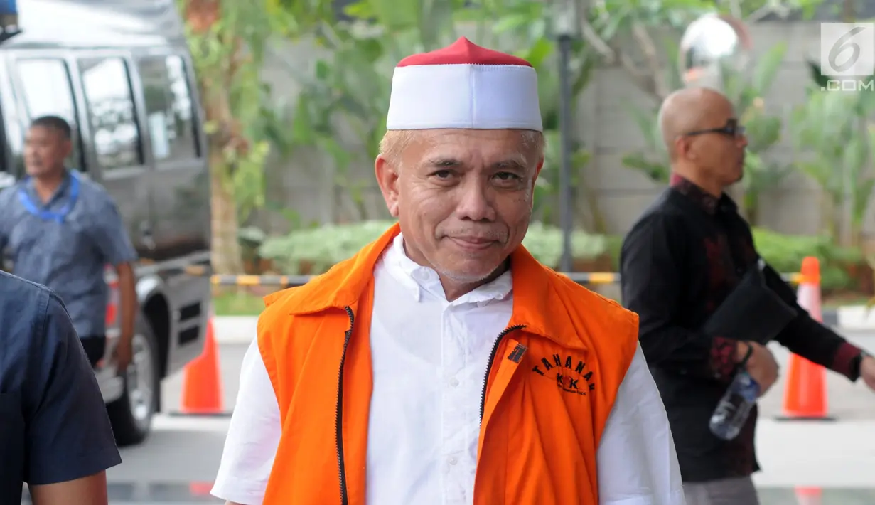 Gubernur nonaktif Aceh Irwandi Yusuf tersenyum saat tiba di Gedung KPK, Jakarta, Jumat (24/8). Irwandi Yusuf akan menjalani pemeriksaan lanjutan terkait dugaan korupsi dana Otonomi Khusus (Otsus) Provinsi Aceh Tahun 2018. (Merdeka.com/Dwi Narwoko)