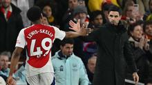 Manajer Arsenal asal Spanyol Mikel Arteta (kanan) memberi isyarat kepada gelandang Arsenal asal Inggris Myles Lewis-Skelly (kiri) saat ia meninggalkan pertandingan, yang digantikan selama pertandingan sepak bola Liga Primer Inggris antara Arsenal dan Manchester City di Stadion Emirates di London pada 2 Februari 2025.Glyn KIRK / AFP