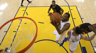 Pemain Golden State Warriors, Kevin Durant mamasukan bola ke dalam ring dalam pertandingan gim kelima Final NBA 2017 di Oakland, California (12/6). Pada pertandingan ini Warriors mengalahkan Cleveland Cavaliers 129-120. (Ezra Shaw/Pool Photo via AP)