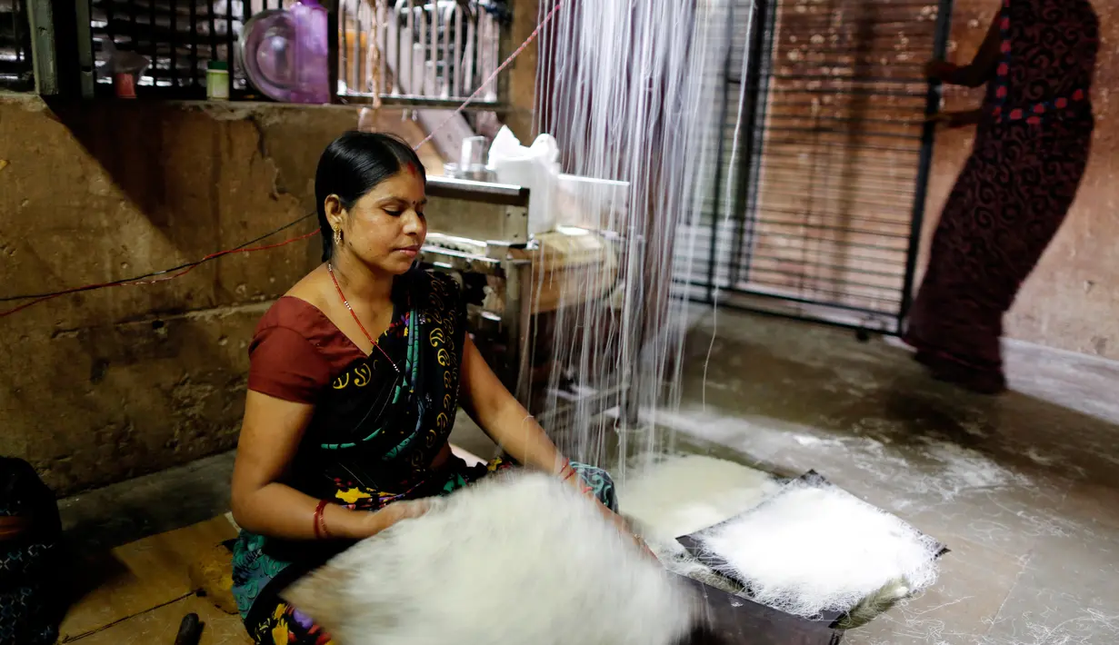 Seorang pekerja menyiapkan bihun di sebuah pabrik di Prayagraj, India pada 25 April 2020. Bihun diminati di kalangan Muslim ketika mereka berbuka puasa selama bulan suci Ramadan. (AP Photo/Rajesh Kumar Singh)