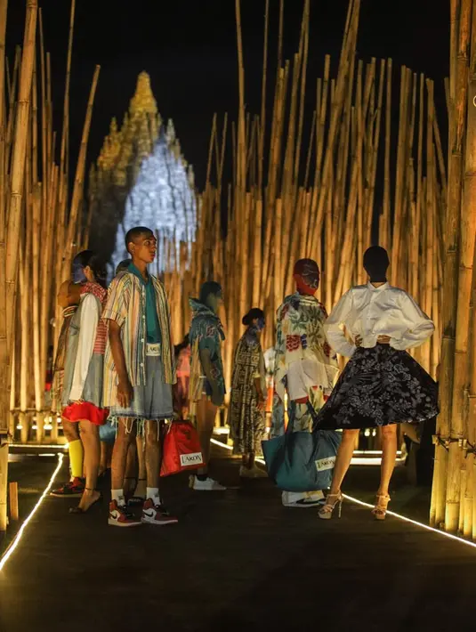 Dengan tema Gantari: The Final Journey to Java yang menampilkan koleksi ready-to-wear 2022/2023 hasil kerja sama dengan berbagai perajin, UMKM, dan desainer House of Irsan yang berperan sebagai Creative Director.