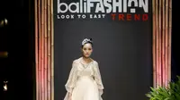 Deretan gaun malam terkini dari para desainer lokal memukau di Bali Fashion Trend 2019. (Liputan6.com/Pool/Bali Fashion Trend 2019)